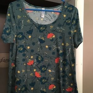 NWOT LuLaRoe Classic Tee Medium